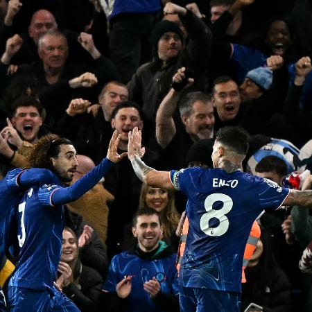 Cucurella comemora gol do Chelsea em partida contra o Brentford, na Premier League