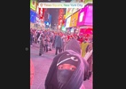 Vini Jr visita Times Square disfarçado em tour de férias nos Estados Unidos