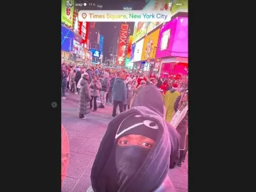 Vini Jr visita Times Square disfarçado em tour de férias nos Estados Unidos