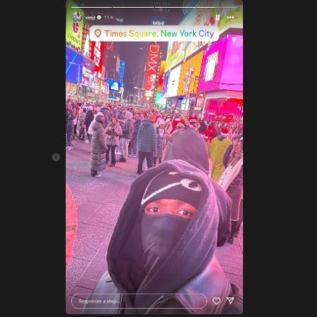 Vinicius Junior visitou a Times Square, em Nova York, com o rosto coberto - Reprodução