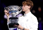 Implacável, Jannik Sinner supera Zverev e fatura o bi no Australian Open - MARTIN KEEP/AFP