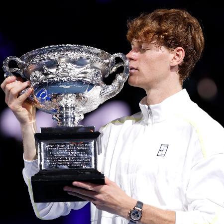 Sinner beija o troféu Norman Brookes Challenge Cup após derrotar Zverev na final