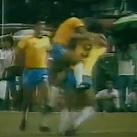 Jogadores da seleção brasileira comemoram gol contra a Argentina em 1985 Jogadores da seleção brasileira comemoram gol contra a Argentina em 1985