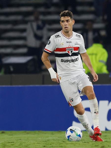 Oscar, meia do São Paulo, em ação contra o Talleres, na Copa Libertadores Oscar, meia do São Paulo, em ação contra o Talleres, na Copa Libertadores
