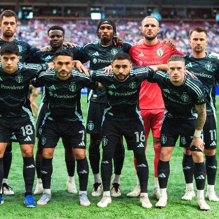 Seattle Sounders alinhado antes de derrota para o Vancouver Whitecaps - Reprodução/X