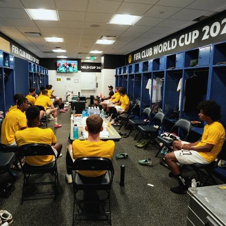 Reservas do Borussia assistindo ao 1º tempo do jogo contra o Mamelodi no vestiário Reservas do Borussia assistindo ao 1º tempo do jogo contra o Mamelodi no vestiário