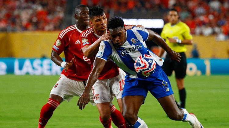Samu em ação durante jogo entre Al Ahly e Porto no Mundial Samu em ação durante jogo entre Al Ahly e Porto no Mundial