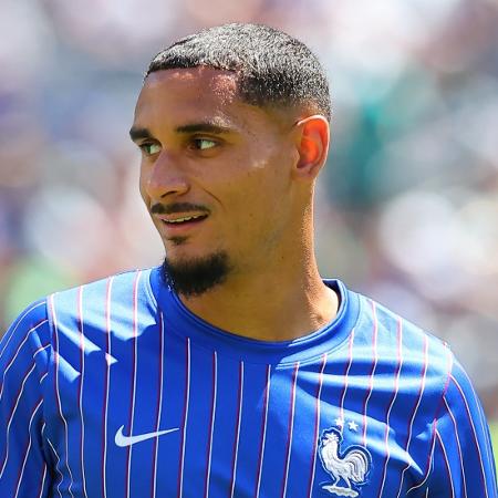 Lacroix, zagueiro da França, antes de jogo contra Senegal na Copa do Mundo