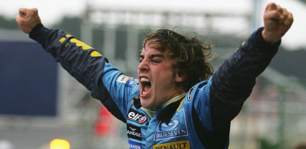 Alonso comemora seu primeiro título, em 2005 - Clive Rose/Getty Images