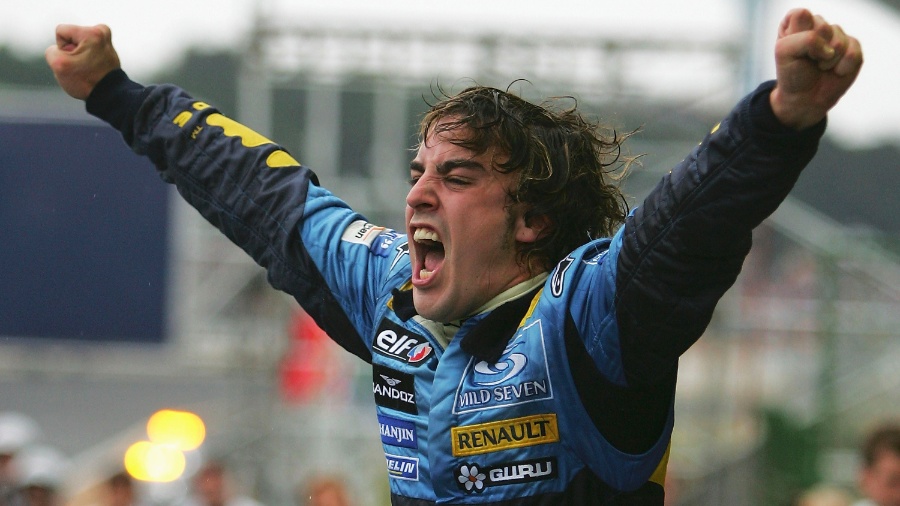 Fernando Alonso comemora primeiro título, no GP do Brasil de 2005 - Clive Rose/Getty Images