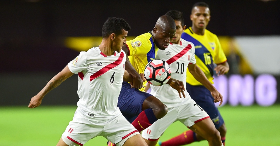 Jogadores de Peru e Equador disputam a bola durante partida da Copa América