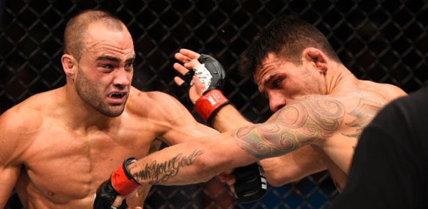 Rafael dos Anjos leva soco em luta que valeu cinturão. Atleta deve voltar em novembro - Jeff Bottari/Zuffa LLC/Zuffa LLC via Getty Images