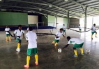 Seleção nanica do Mundial de futsal treina em pátio de igreja - Arquivo pessoal