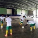 Seleção nanica do Mundial de futsal treina em pátio de igreja