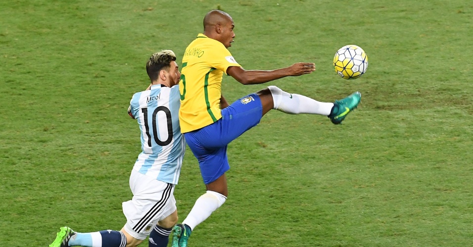 Fernandinho e Messi travam um duelo em particular