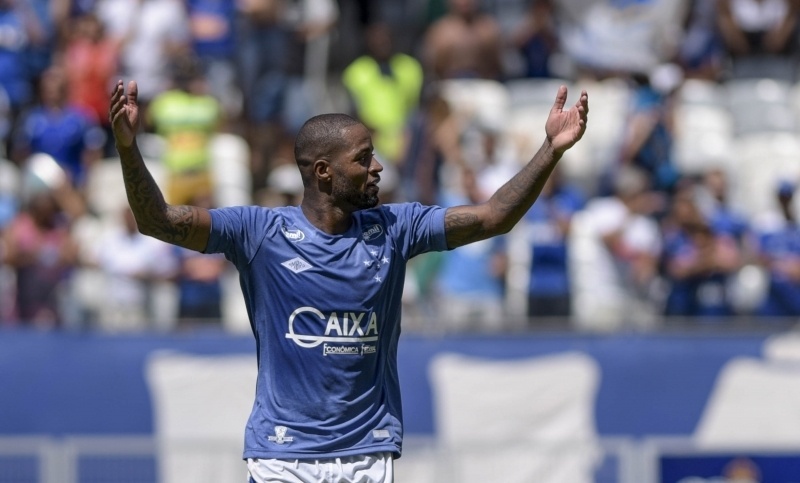 Vice de futebol do Cruzeiro anuncia renovação com zagueiro Dedé até 2019
