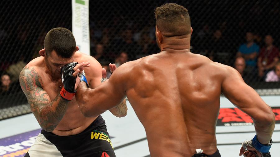 Alistair Overeem desfere golpe no rosto de Fabrício Werdum no UFC 213 - Josh Hedges/Zuffa LLC/Zuffa LLC via Getty Images
