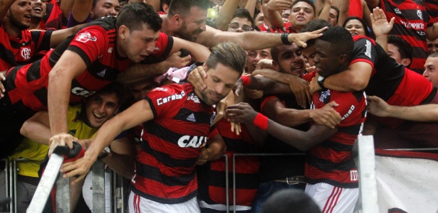 Diego comemora gol contra o Ceará com torcedores do Flamengo - LC MOREIRA/ESTADÃO CONTEÚDO