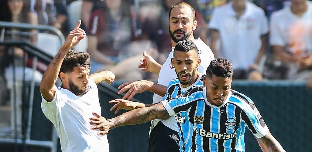 Juninho Capixaba e Marinho disputam lance durante amistoso Corinthians x Grêmio - Lucas Uebel/Grêmio