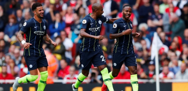 Sterling (à direita) comemora gol do Manchester City - REUTERS/Eddie Keogh 