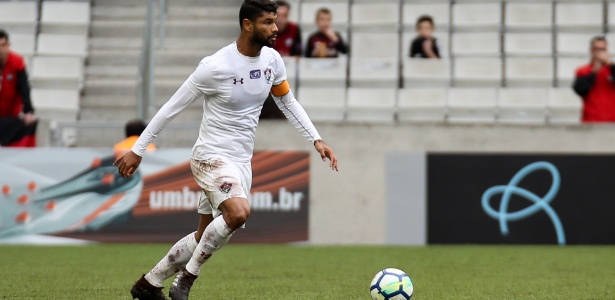 O zagueiro Gum em lance da partida entre Atlético-PR e Fluminense - LUCAS MERÇON / FLUMINENSE F.C. - LUCAS MERÇON / FLUMINENSE F.C.