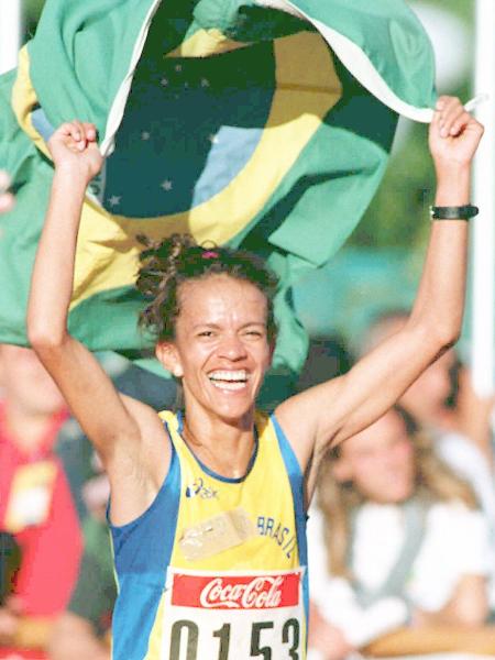 Carmen de Oliveira comemora a vitória na final feminina dos 10 mil metros no Pan-Americano de 1995 em Mar del Plata - AFP