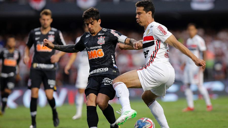 Hernanes, do Sao Paulo, disputa lance com Fagner, do Corinthians, durante partida pelo campeonato Paulista 2019 - Daniel Vorley/AGIF