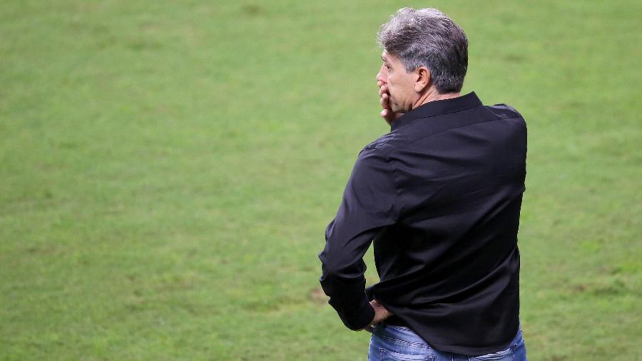 Renato Gaúcho observa o Grêmio durante derrota para o Fluminense - Pedro H. Tesch/AGIF