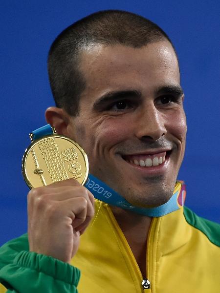 Bruno Fratus com a medalha dos 50m livre no Pan de Lima - Luis ROBAYO / AFP