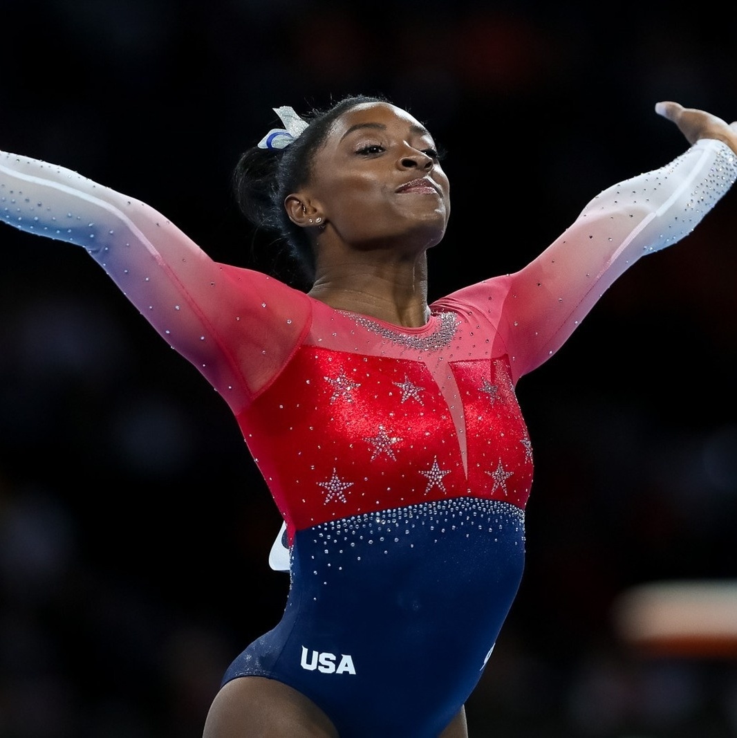 Simone Biles dá show, repete 'salto perfeito' e lidera o Mundial