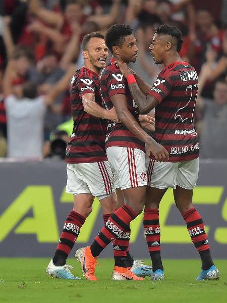 Vitinho comemora gol do Flamengo contra o Atlético-MG - Thiago Ribeiro/AGIF