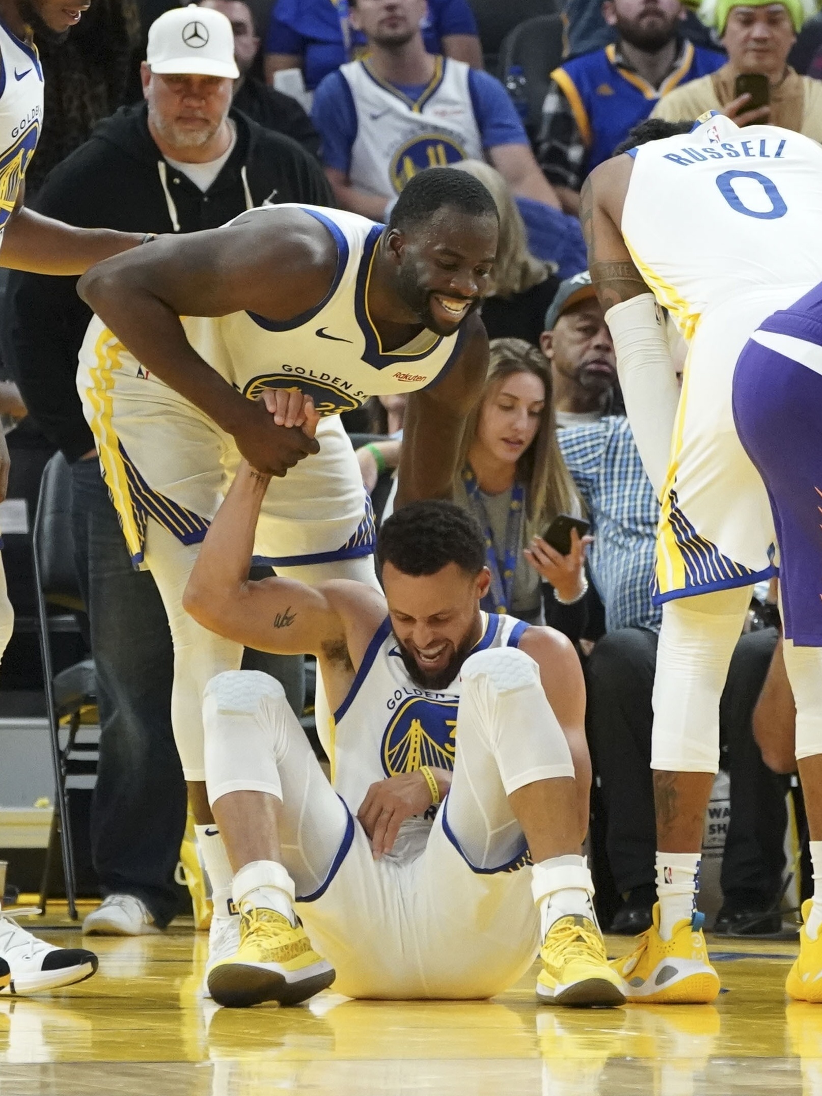 Operado da mão esquerda, Stephen Curry desfalcará Warriors por pelo menos 3  meses - Superesportes