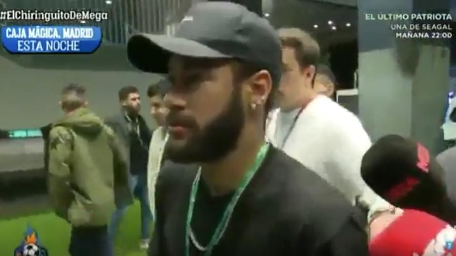 Neymar foi abordado enquanto caminhava pelo aeroporto de Madrid, na Espanha - Reprodução/Twitter