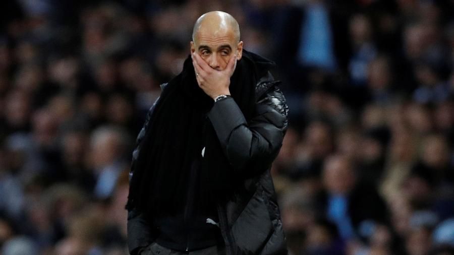 Pep Guardiola, técnico do Manchester City, se lamenta durante derrota para o Manchester United - Phil Noble/Reuters