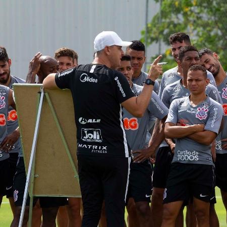 Tiago Nunes, técnico do Corinthians, passa instruções em treino - Agência Corinthians