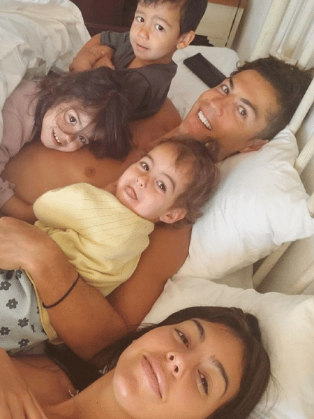 Cristiano Ronaldo em foto com a família - Reprodução/Instagram