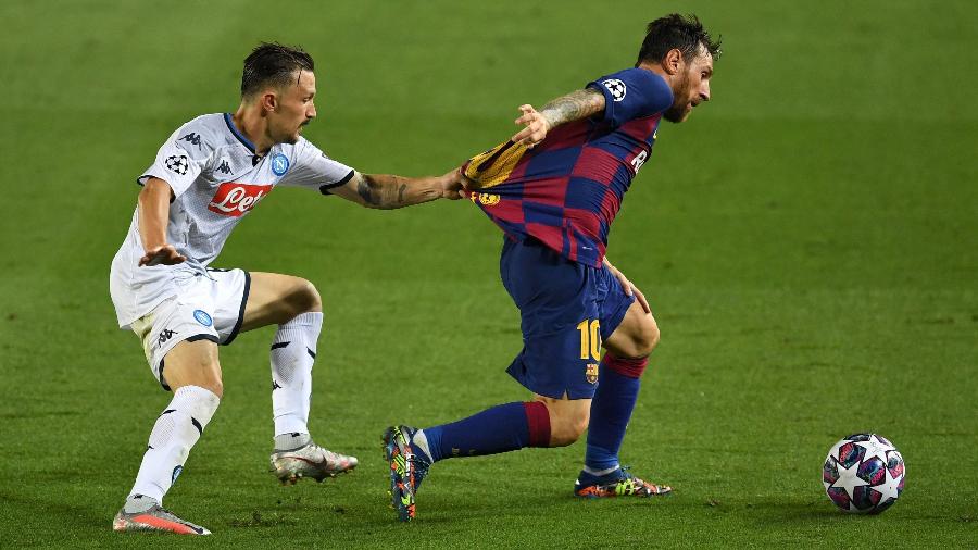 Mario Rui, jogador do Napoli, segura camisa de Messi, do Barcelona - David Ramos/Getty Images