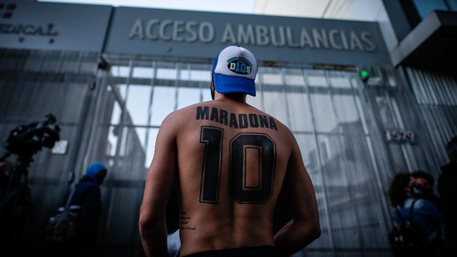 Torcedores fazem vigília em frente ao hospital em que Maradona está internado - Juan Ignacio Roncoroni/EFE