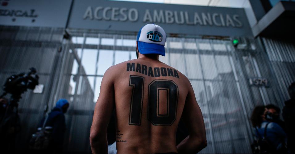 Torcedores fazem vigília em frente ao hospital em que Maradona foi operado