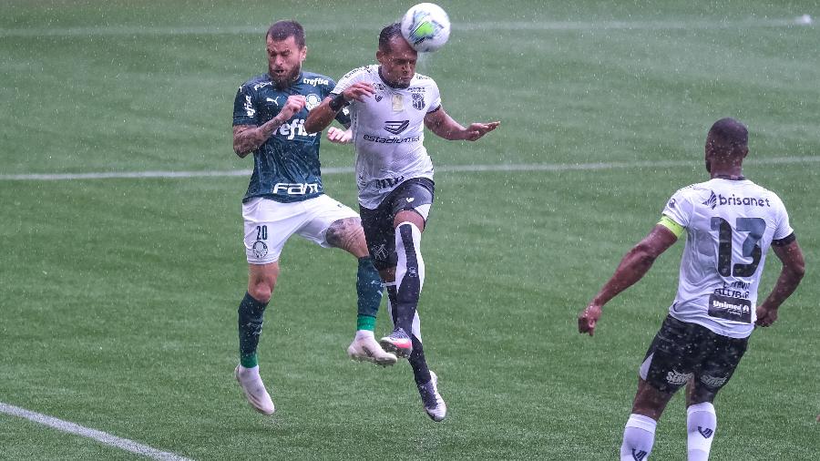 Lucas Lima e Bruno Pacheco disputam bola pelo alto em partida pelas quartas de final da Copa do Brasil - Marcello Zambrana/AGIF