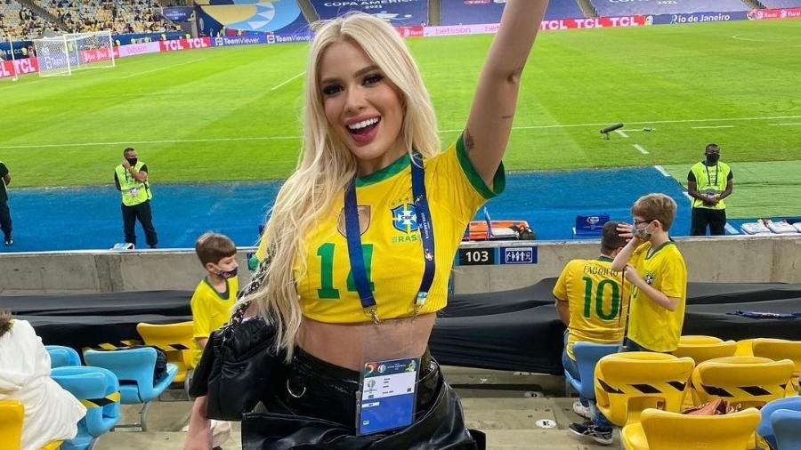 Influencer Karoline Lima posou com camisa de Eder Militão na final da Copa América - Reprodução