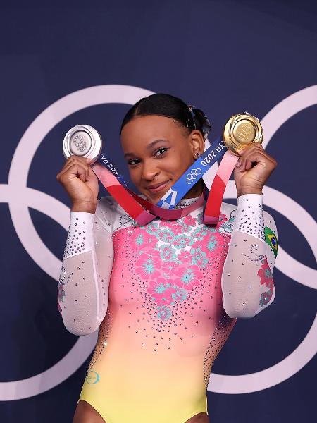 Rebeca Andrade e suas duas medalhas dos Jogos Olímpicos de Tóquio: ouro no salto e prata no individual geral - Laurence Griffiths/Getty Images