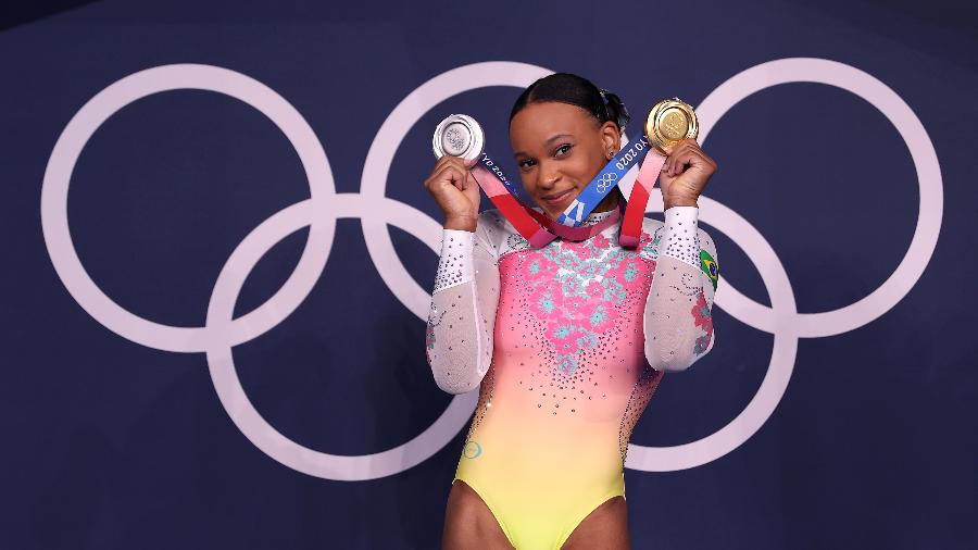 Rebeca Andrade e suas duas medalhas dos Jogos Olímpicos de Tóquio: ouro no salto e prata no individual geral - Laurence Griffiths/Getty Images