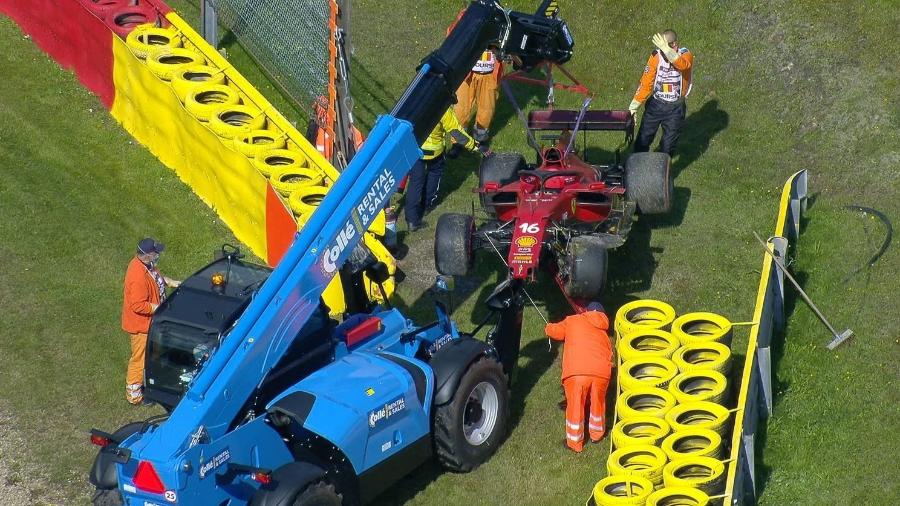 Carro de Charles Leclerc, da Ferrari, ficou danificado após batida em muro - Reprodução/Twitter