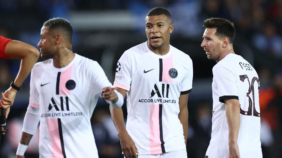 Neymar, Mbappé e Messi em ação, juntos, pelo Paris Saint-Germain em jogo da Liga dos Campeões contra o Brugge - KENZO TRIBOUILLARD / AFP