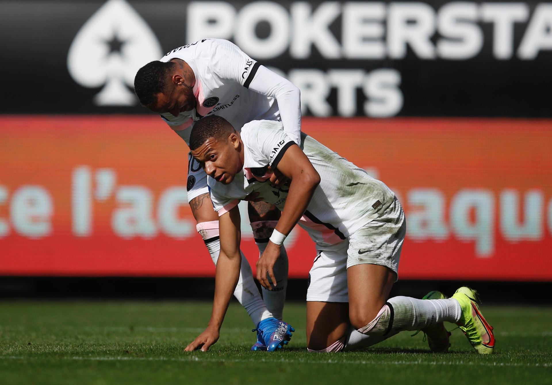Neymar e Mbappé em ação durante partida do PSG contra o Rennes pelo Campeonato Francês - REUTERS/Stephane Mahe