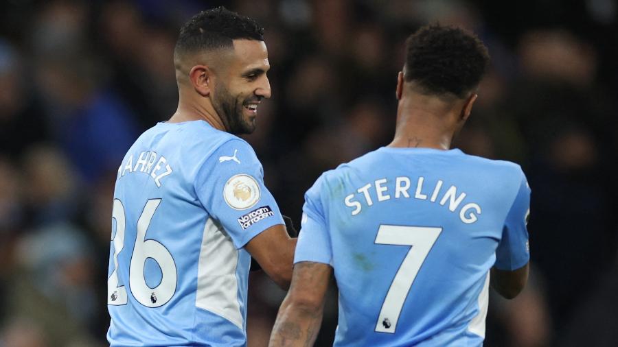 Mahrez e Sterling comemoram gol do Manchester City na partida contra o Brentford, pelo Campeonato Inglês - Carl Recine/Reuters