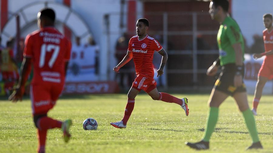 Gabriel, volante do Inter, contra o Guarany de Bagé, em jogo do Gauchão - Ricardo Duarte/Inter