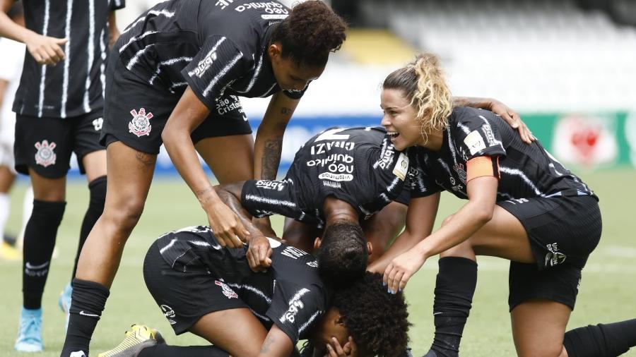 Equipe do Corinthians comemora vitória sobre o Santos, pelo Campeonato Brasileiro Feminino - Rodrigo Gazzanel / Agência Corinthians