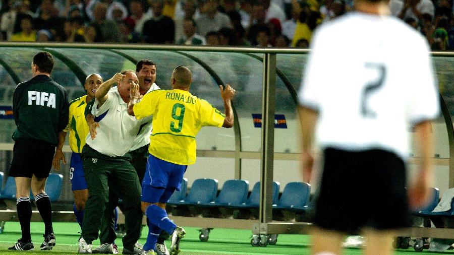 Ronaldo corre para abraçar Felipão após marcar na final da Copa do Mundo de 2002, contra a Alemanhã - Tim de Waele/Getty
